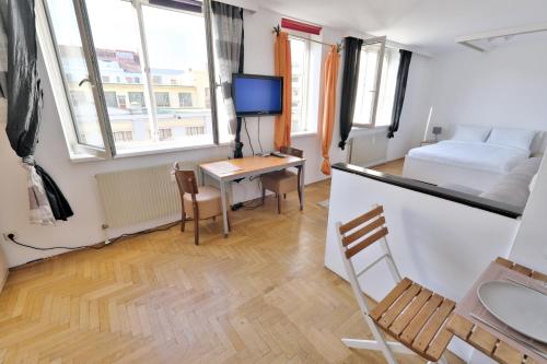 Habitación pequeña con escritorio y cama en Schönbrunn Apartment en Viena