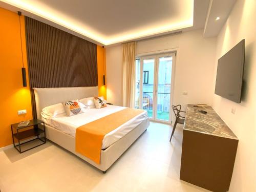 Habitación de hotel con cama y TV en Citrus Home, en Meta