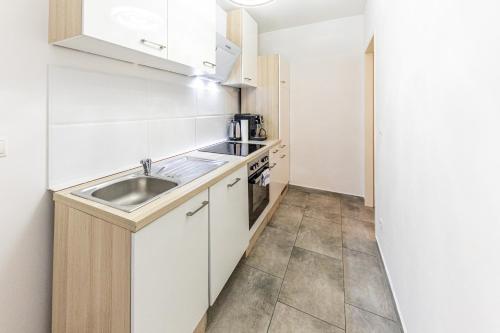 Virtuvė arba virtuvėlė apgyvendinimo įstaigoje CENTRAL & AFFORDABLE by JR City Apartments