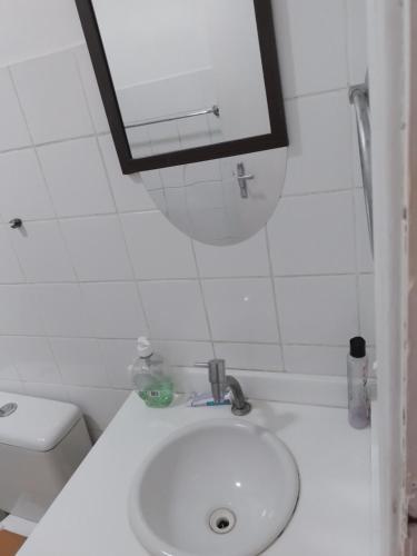 y baño con lavabo, espejo y aseo. en Porto maravilha, en Río de Janeiro