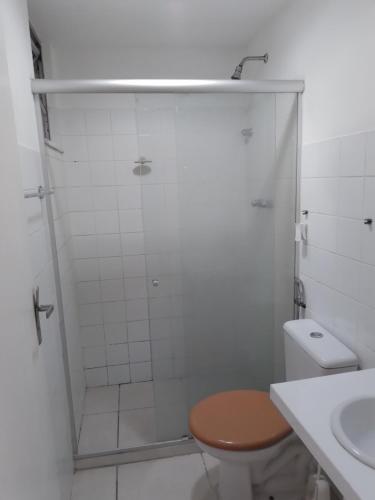 y baño con ducha, aseo y lavamanos. en Porto maravilha, en Río de Janeiro