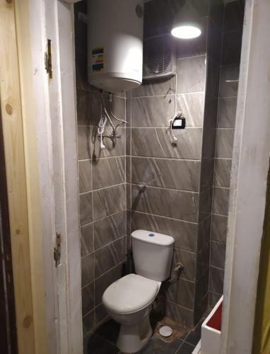 La petite salle de bains est pourvue de toilettes et d'un lavabo. dans l'établissement zooz home vacation, à El Alamein