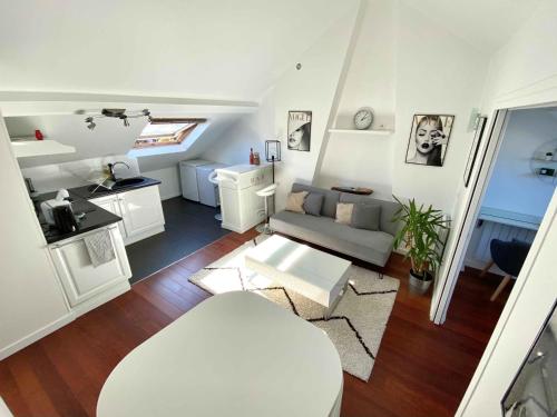 un salon avec un canapé et une table dans l'établissement Magnifique 2 pièces Theatre de Boulogne, à Boulogne-Billancourt