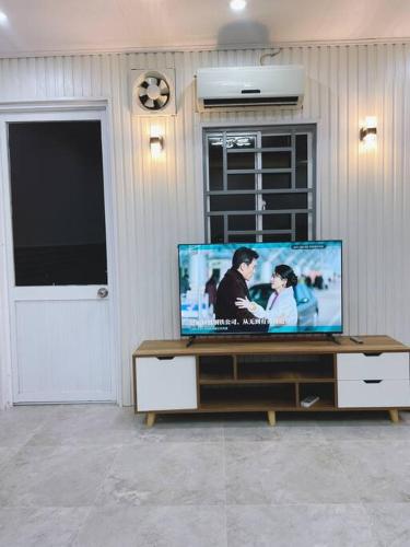 カントーにあるT-Houseのエンターテイメントセンターの上に座って薄型テレビを見ることができます。