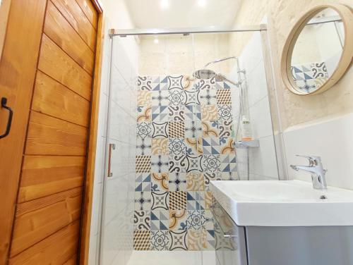 W łazience znajduje się prysznic i umywalka. w obiekcie Chambres tranquilles proche centre ville w mieście Arles