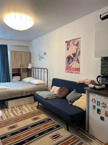 uma sala de estar com um sofá e uma cama em Gudauri Loft Apartment 416 em Gudauri