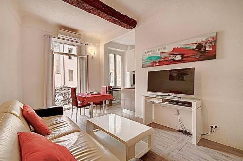 un salon avec un canapé et une télévision à écran plat dans l'établissement Appartement Cannes 1 chambre - 41H3, à Cannes
