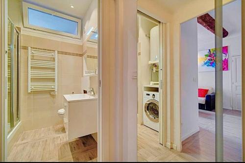 - une salle de bains pourvue d'un lave-linge dans l'établissement Appartement Cannes 1 chambre - 41H3, à Cannes