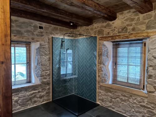 een glazen douche in een kamer met 2 ramen bij Brand new duplex in the Dolomites - Lupo Bianco in Rocca Pietore