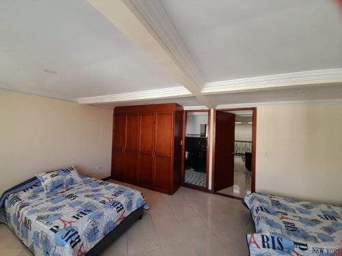 a bedroom with a bed and a dresser in it at Casa de Ensueño en Filandia: Tu Hogar Lejos de Casa in Filandia
