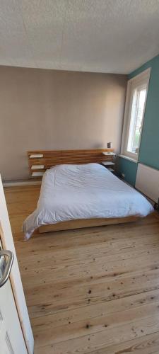 - une chambre avec un lit doté de draps blancs et une fenêtre dans l'établissement Maison avec jardin à Lille Bois Blancs, à Lille