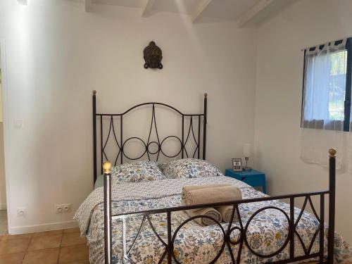um quarto com uma cama e uma cabeceira em ferro forjado em Superbe annAix de villa em Aix-en-Provence