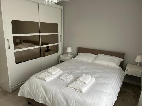 Кровать или кровати в номере Marc Apartament
