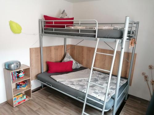 een kamer met 2 stapelbedden in een kamer bij Ferienwohnung am Reinhardswald -Buchenzweig- in Trendelburg