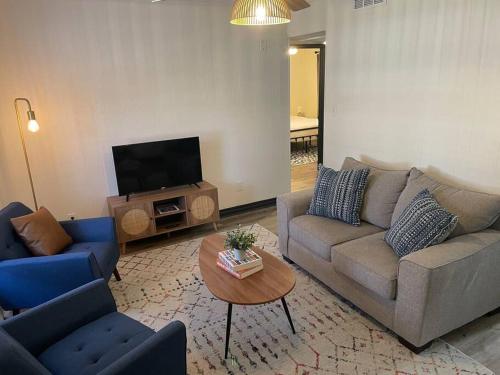 uma sala de estar com um sofá e uma televisão em The Eclectic 1/2 mi from square em Covington