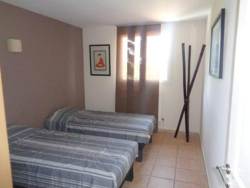 deux lits jumeaux dans une chambre avec fenêtre dans l'établissement Villa avec piscine. Plage à 300m, à La Grande Motte
