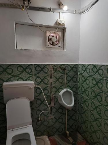 Bilik mandi di Nest Tales Backpacker Hostel