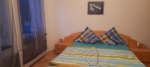 um quarto com uma cama com duas almofadas em Wunderschönes Sauerland em Plettenberg