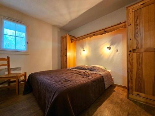 a bedroom with a large bed and a window at Le grand panorama appartement 2 chambres 6 personnes in Saint-Gervais-les-Bains