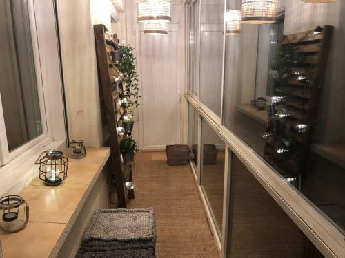 un couloir avec un escalier menant à une chambre avec des casiers à vin dans l'établissement Appartement 3chambres/parking proche MONTPELLIER, à Castelnau-le-Lez