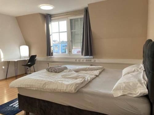ein großes Bett in einem Zimmer mit Fenster in der Unterkunft Deluxe dream home in Linz