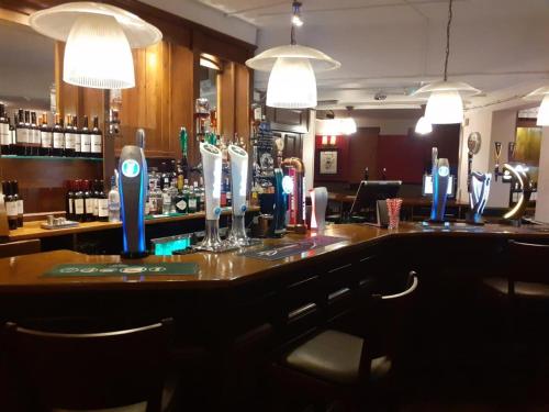 un bar con artículos azules y blancos en el mostrador en The Airman, en Feltham