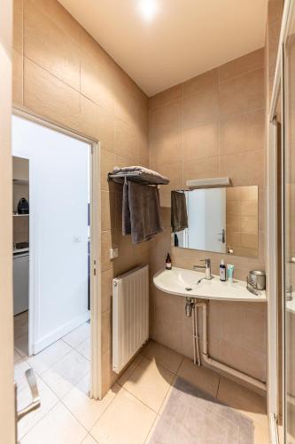 une salle de bain avec un lavabo et un miroir dans l'établissement Studio sur les Quais de Seine, à Paris