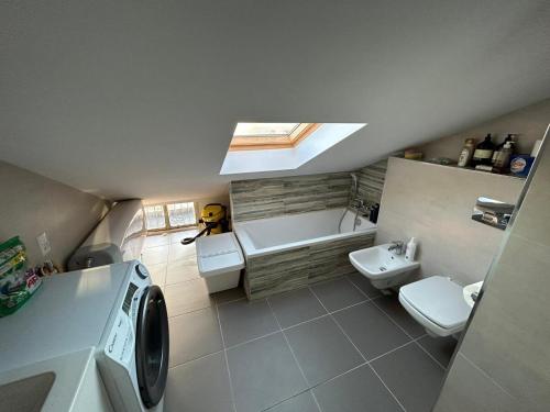 a bathroom with a sink and a tub and a toilet at "SALERNO" Apartament w GIFFONI VALLE PIANA dla 6 osób, klimatyzowany, w pełni wyposażony in Giffoni Valle Piana
