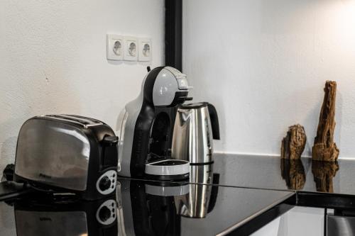 Příslušenství pro přípravu čaje a kávy v ubytování The Naxos Loft with view of the Castle