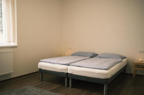 Una cama en una habitación con dos velas. en Horalka Apartments, en Jáchymov