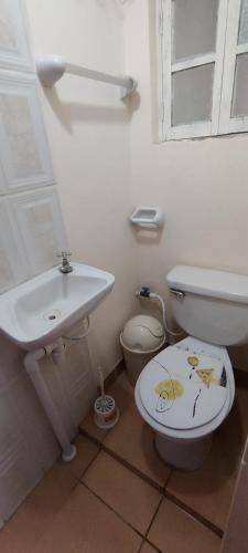 a bathroom with a toilet and a sink at Casa familiar in Oruro