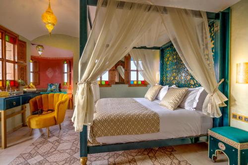 - une chambre avec un lit à baldaquin dans l'établissement Castle d'Atlas Riad & Spa, à Marrakech