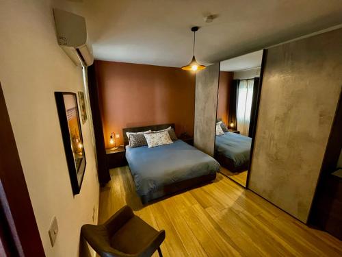 Cette petite chambre comprend un lit et une chaise. dans l'établissement Airport Accommodation Bedroom with your own private Bathroom Self Check In and Self Check Out Air-condition Included, à Mqabba