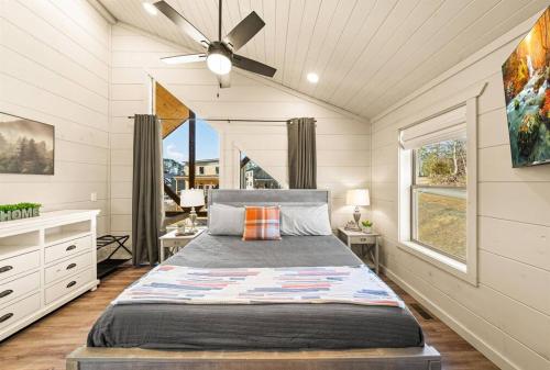 Postel nebo postele na pokoji v ubytování Smoky Fun Cabin