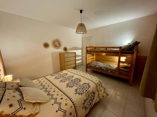 - une chambre avec 2 lits superposés et un lit bébé dans l'établissement Les Rives des Montagnes, 