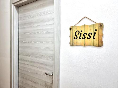 a door with a sign that says sissi on it at Morfeo B&B in Sassari