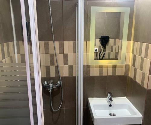 a bathroom with a shower and a sink at T1 Estudio nuevo! Cocina privada a 2`del metro BCN in Barcelona