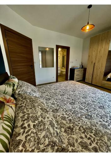 Airport Accommodation Bedroom with Bathroom Self Check In and Self Check Out Air-condition Included tesisinde bir odada yatak veya yataklar