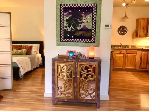 Una habitación con una mesa con una cama y un cuadro. en The Blue House, en Eureka Springs