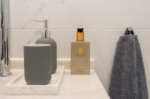 エストリルにあるSeaside Serenity in Estorilのバスルームカウンター(石鹸2本、タオル1枚付)