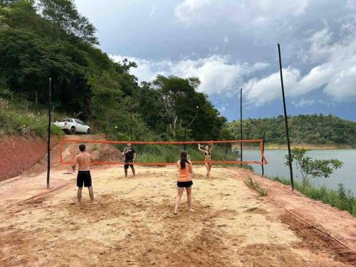 eine Gruppe von Menschen, die Volleyball spielen in der Unterkunft Casa Tupa Recanto Familiar Pague 2 Minimo e fique 3 menos feriados in Natividade da Serra