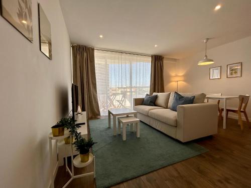 uma sala de estar com um sofá e uma mesa em Praia da Rocha Torre Verde - Portimao em Portimão