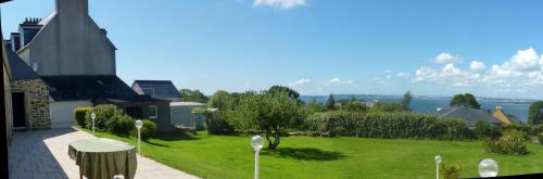a view of a yard of a house with a green lawn at Gite des confitures à Lanvéoc-Crozon in Lanvéoc