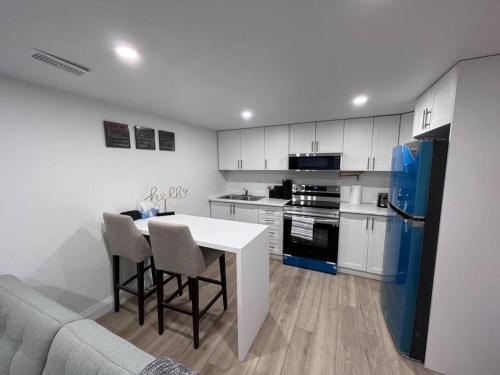 een keuken met een witte tafel en stoelen en een bank bij Long Stay Luxury New Spacious Apartment - Sleeps 6 in Kitchener