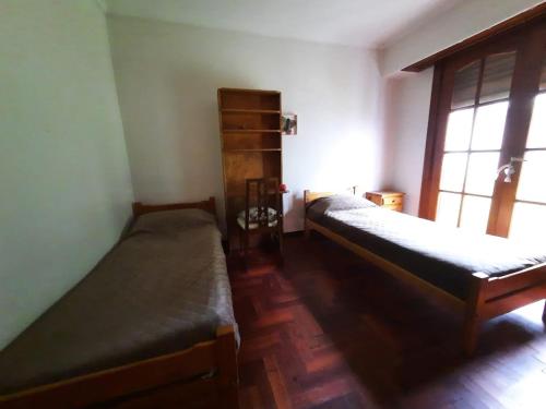 Giường trong phòng chung tại Casa a 2 cuadras de la playa