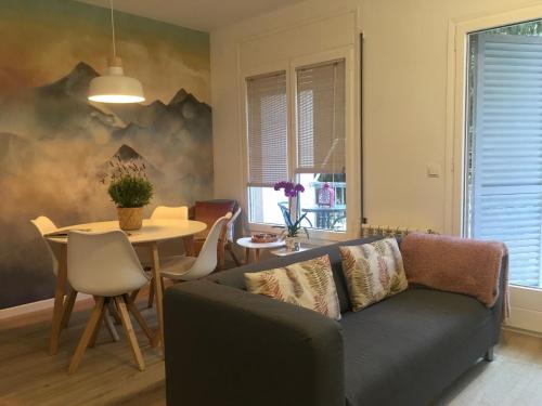 ein Wohnzimmer mit einem Sofa und einem Tisch in der Unterkunft El Cau de Ribes in Ribes de Freser