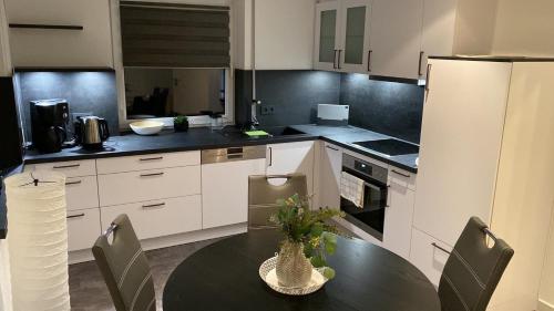 cocina con mesa y sillas en Ferienwohnung am Tor zum Thüringer Wald 2 en Plaue