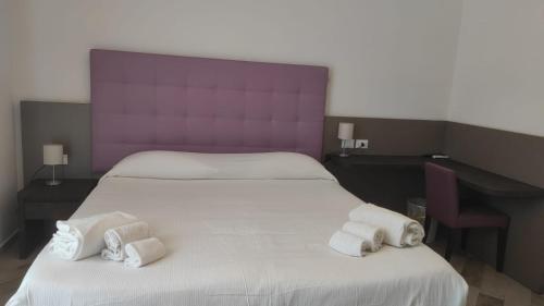 La Perla del Tirreno Guest House في سابري: غرفة نوم بسرير كبير عليها مناشف