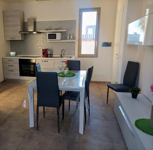 a kitchen and dining room with a table and chairs at Mare DiVino in Marsala