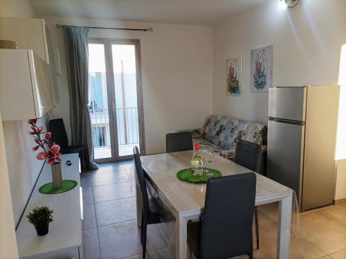cocina y sala de estar con mesa y nevera en Mare DiVino, en Marsala